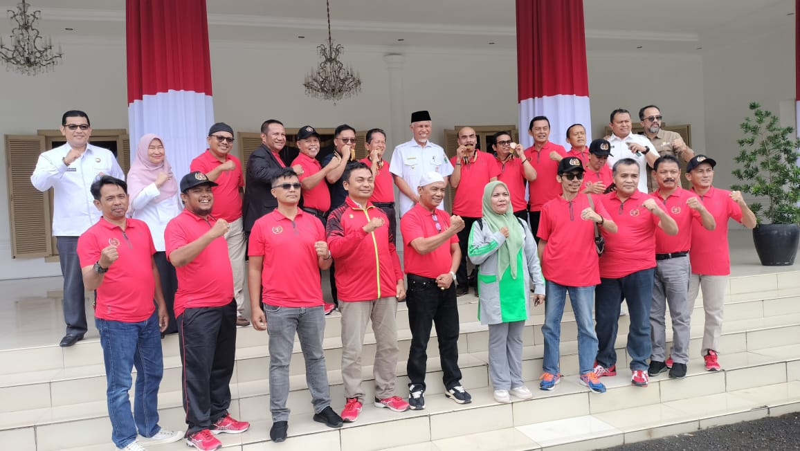 Kontingen Porwanas PWI Sumbar foto bersama dengan Gubernur Mahyeldi di  Gubernuran Sumbar, Rabu (4/9)